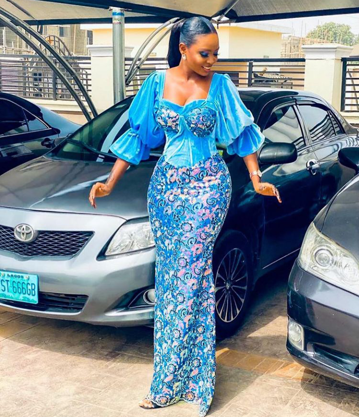 Ladies, Check Out These Stunning Asoebi Styles You Can Rock To Any Occasion (3)