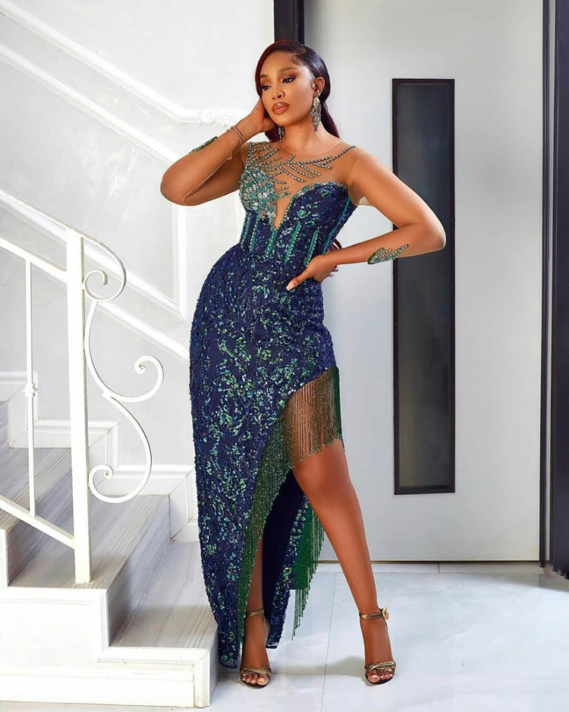 Ladies, Check Out These Stunning Asoebi Styles You Can Rock To Any Occasion (5)