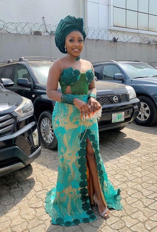 Ladies, Check Out These Stunning Asoebi Styles You Can Rock To Any Occasion (9)